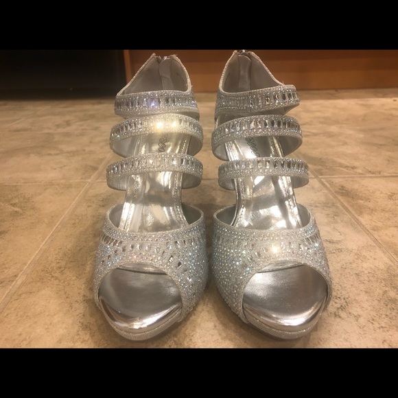 Silver heels - Picture 4 of 5